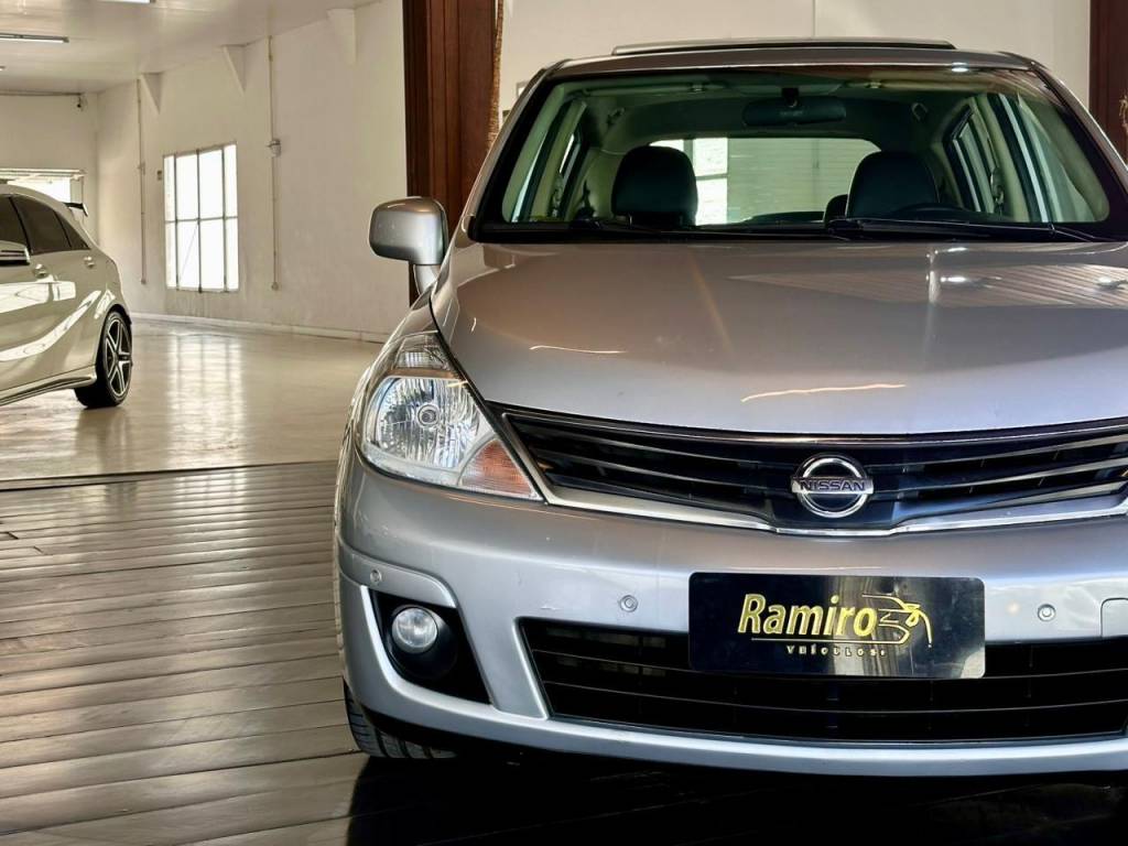 Nissan Tiida /  18sl flex    2011