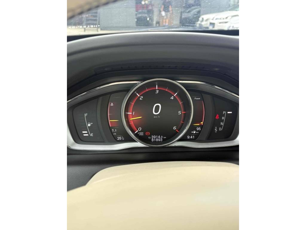 Volvo XC60 2.4 d5 momentum diesel awd 4p automÁtico    2017