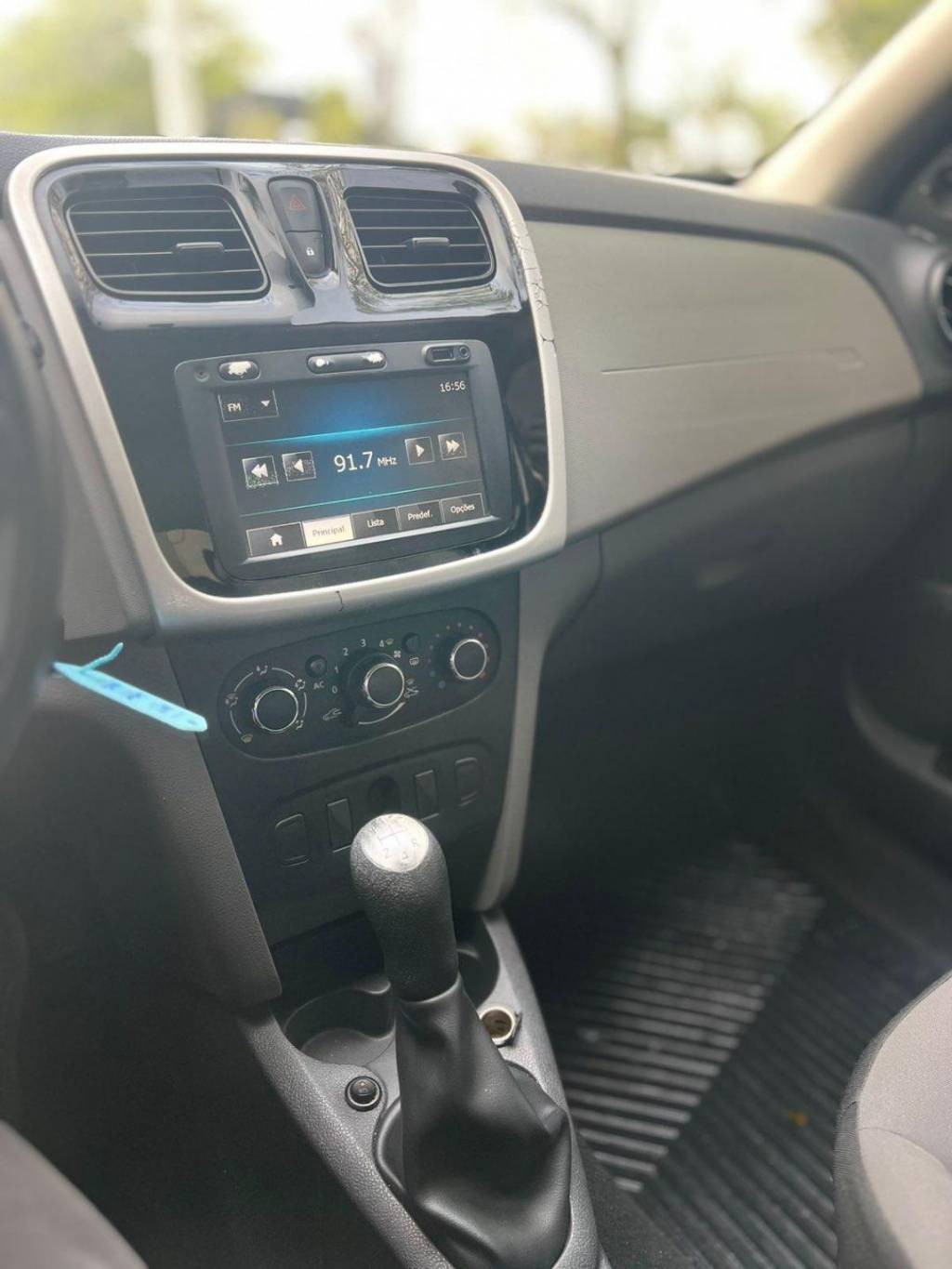 Renault Logan 1.0 expression flex    2014