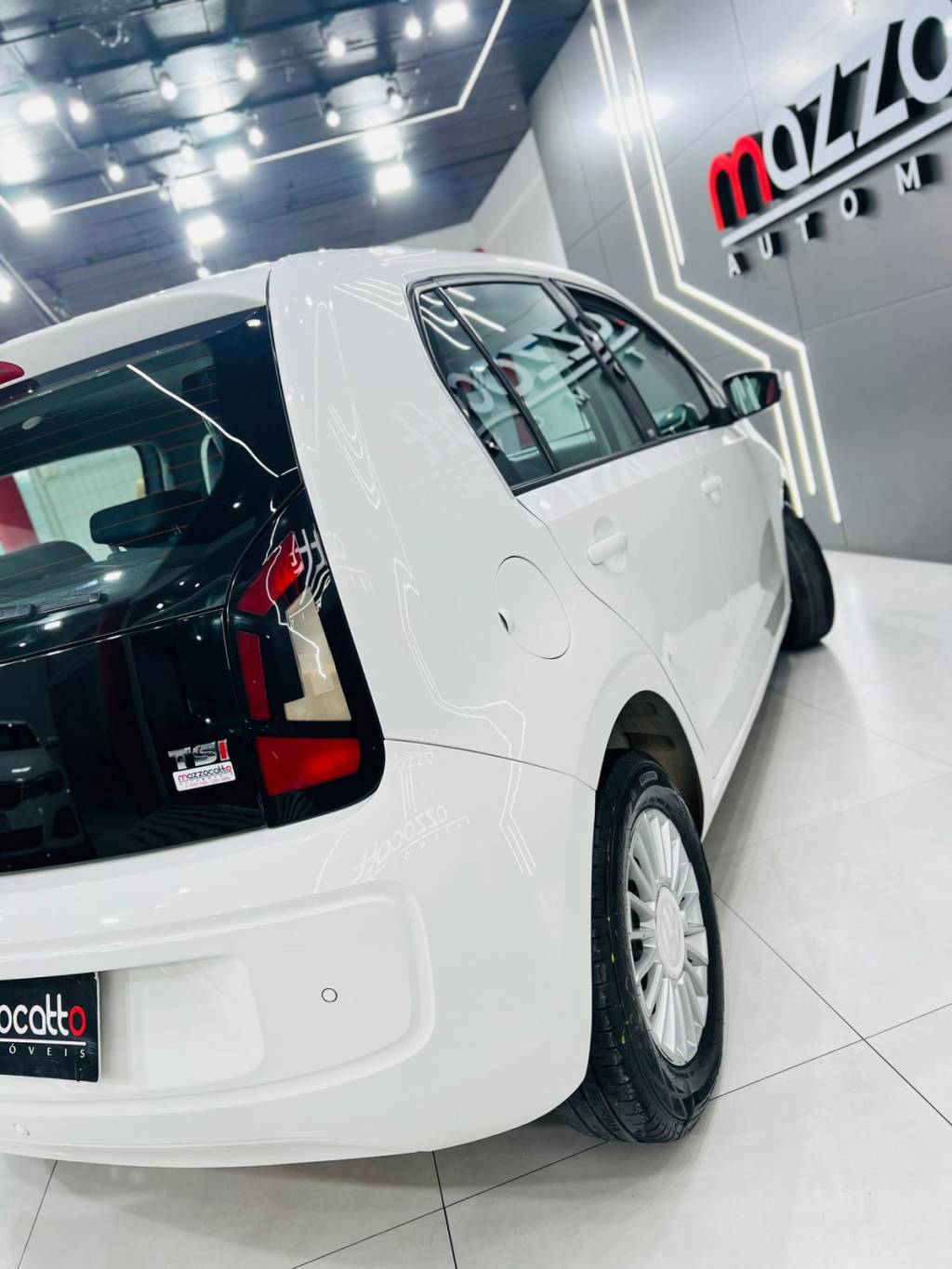 Volkswagen Up 1.0 tsi total flex 12v 5p    2017