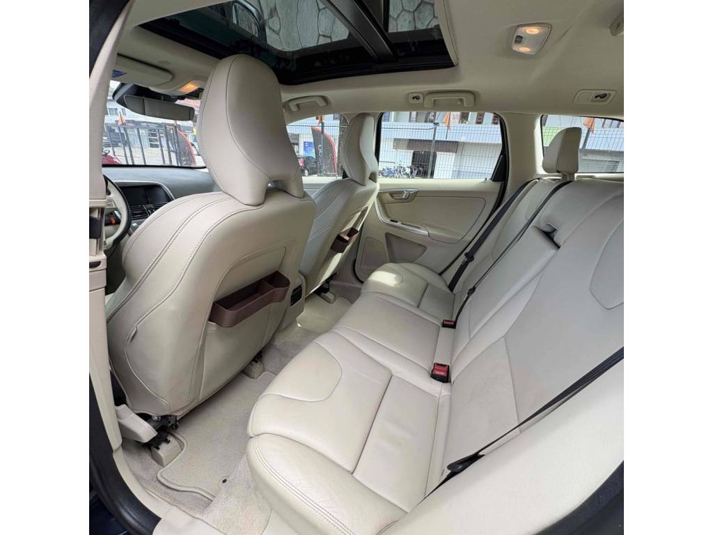 Volvo XC60 2.4 d5 momentum diesel awd 4p automÁtico    2017