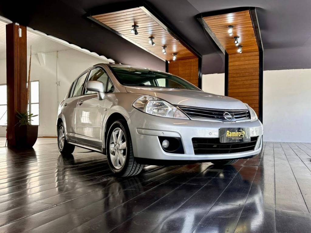 Nissan Tiida /  18sl flex    2011