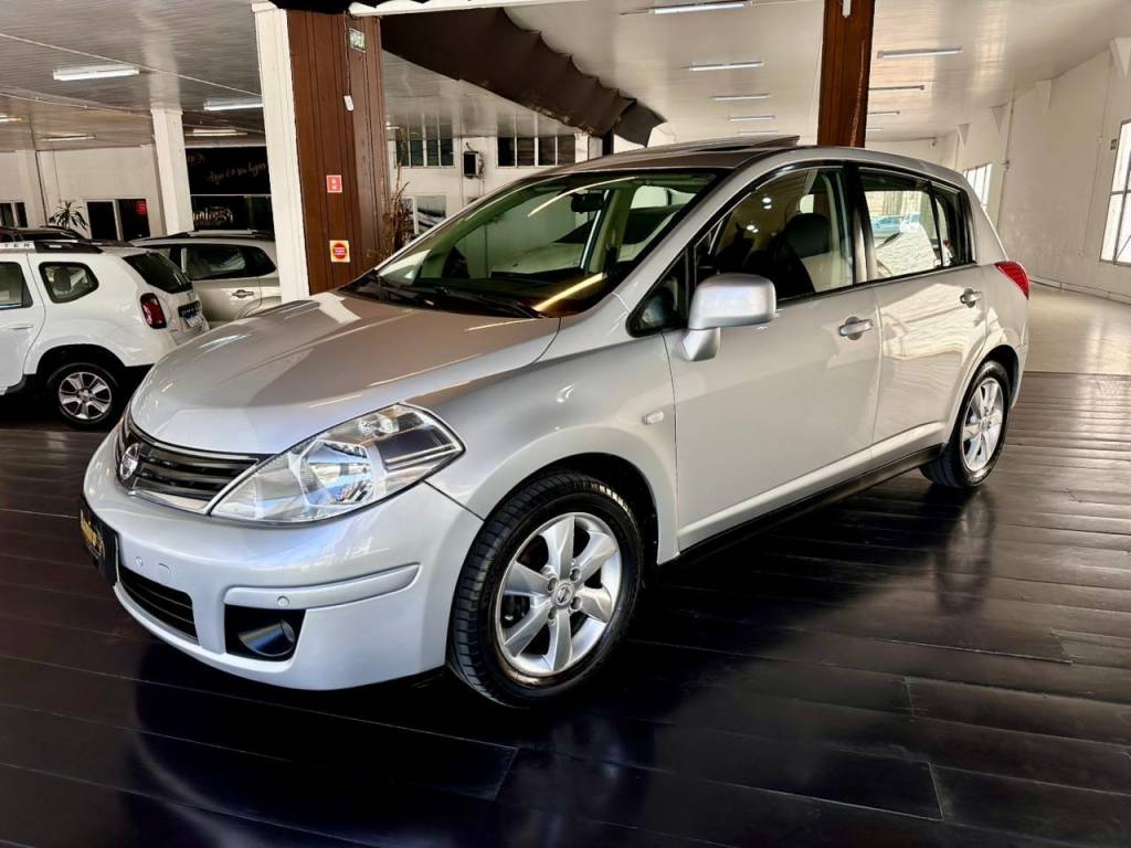 Nissan Tiida /  18sl flex    2011