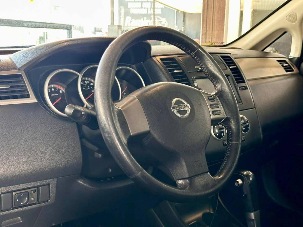 Nissan Tiida /  18sl flex    2011