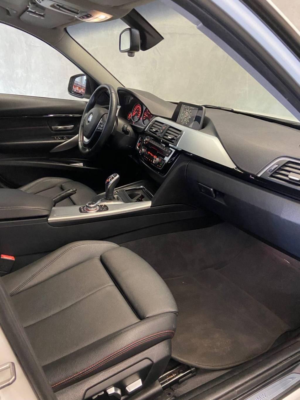 BMW 320i Active flex    2017