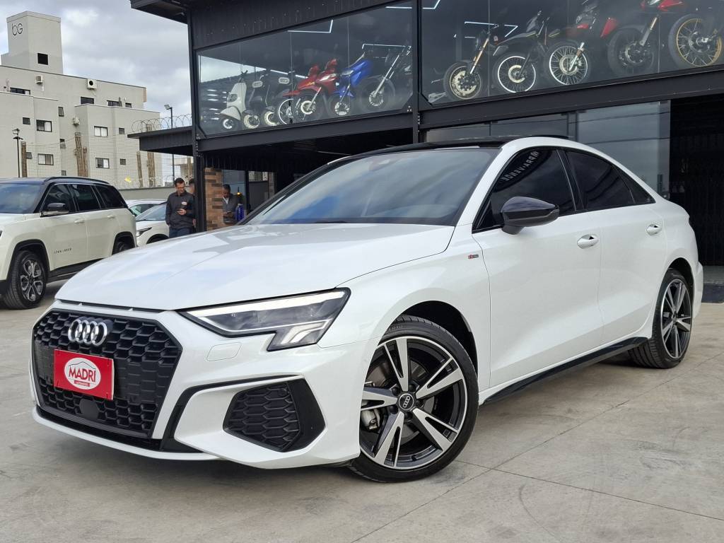 Audi A3 Sed. perf. black 2.0 tfsi s-tr. (hib.)    2024