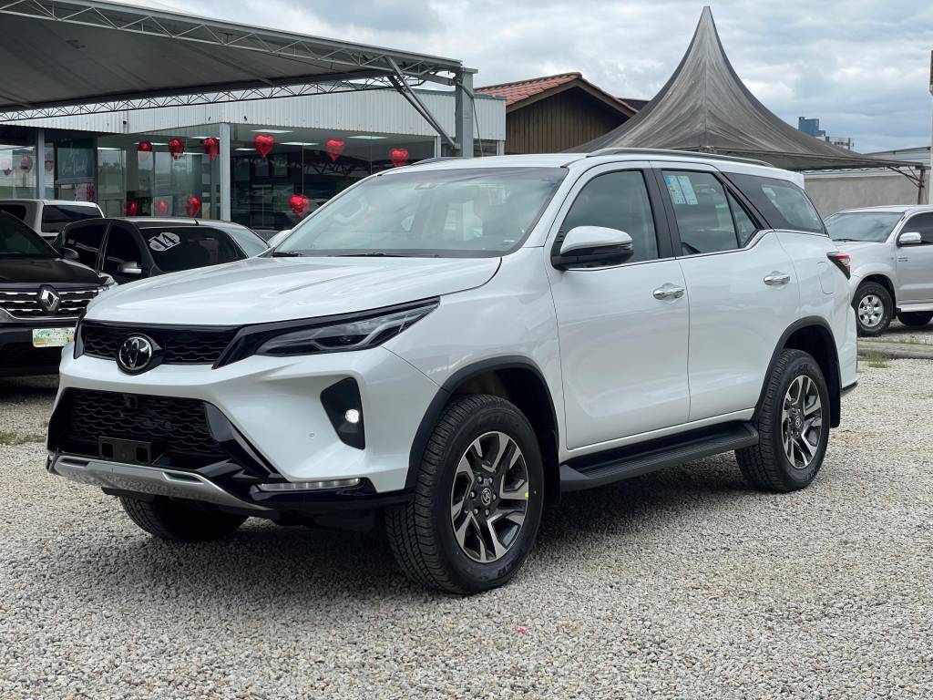 Toyota Hilux SW4 SRX PLATINUM 4X4 2.8 TB Die. Aut.    2025
