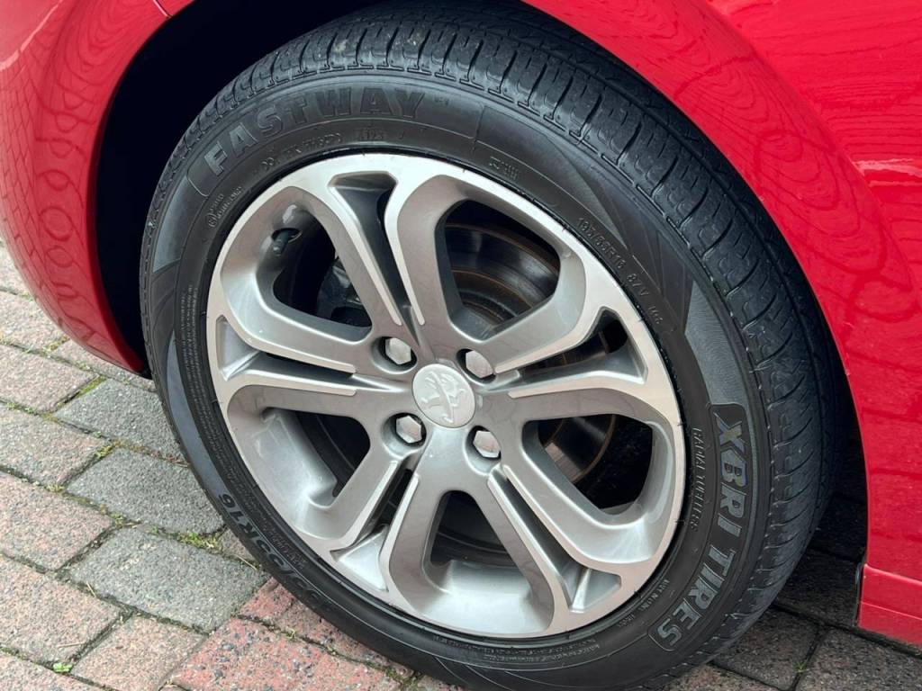 Peugeot 208 Allure    2014