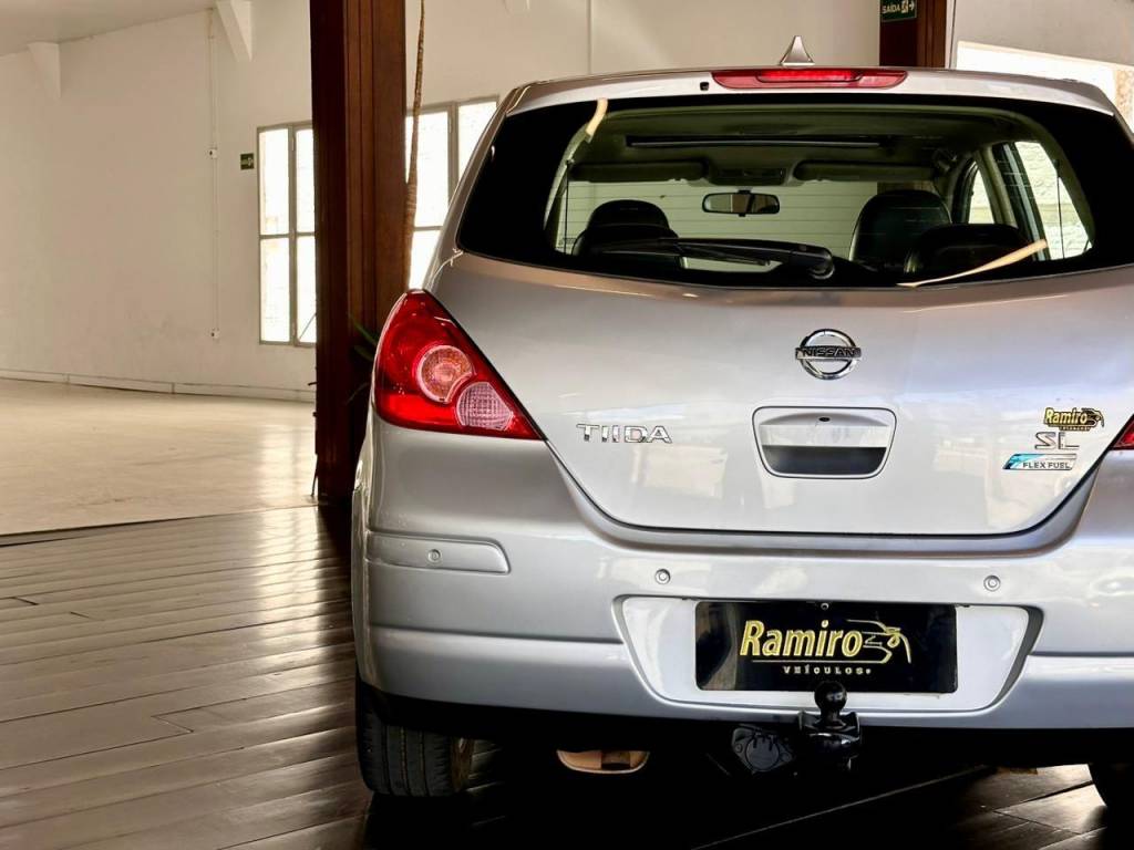 Nissan Tiida /  18sl flex    2011