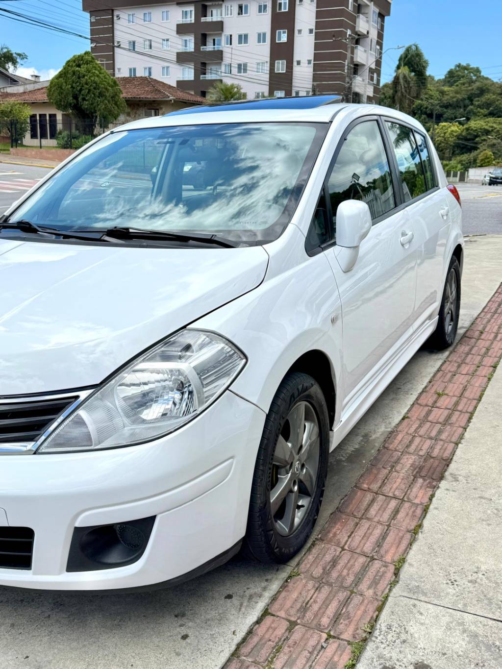 Nissan Tiida 1.8 sl flex aut. 16v    2013