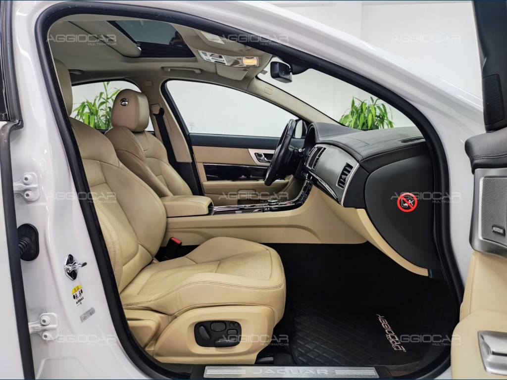Jaguar XF     2015