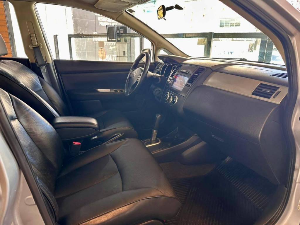 Nissan Tiida /  18sl flex    2011