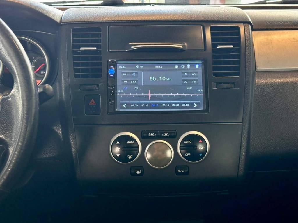 Nissan Tiida /  18sl flex    2011