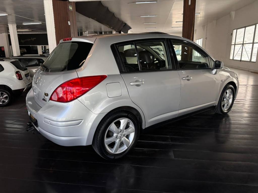 Nissan Tiida /  18sl flex    2011