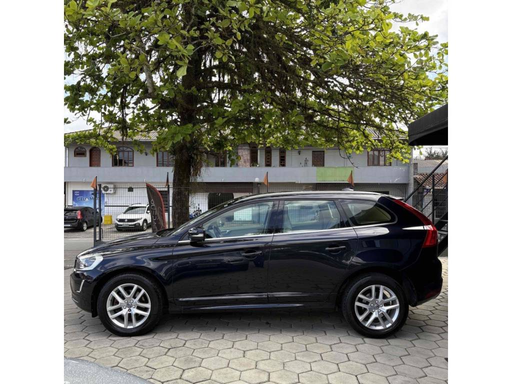 Volvo XC60 2.4 d5 momentum diesel awd 4p automÁtico    2017