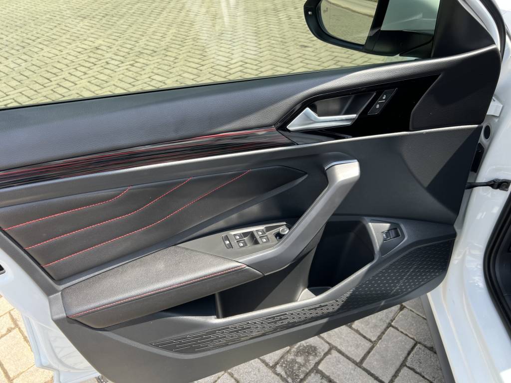 Volkswagen Jetta 2.0 16v 4p aut.    2023