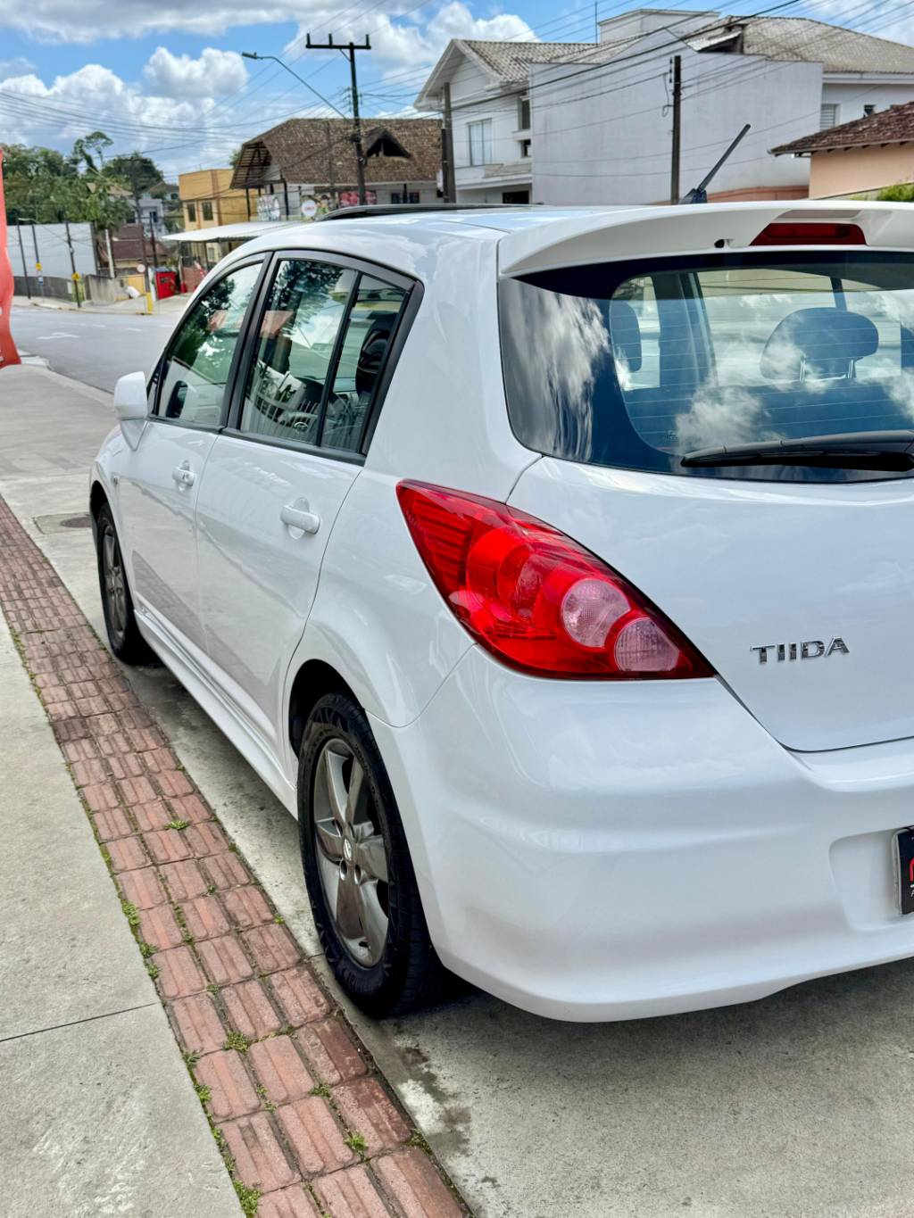 Nissan Tiida 1.8 sl flex aut. 16v    2013