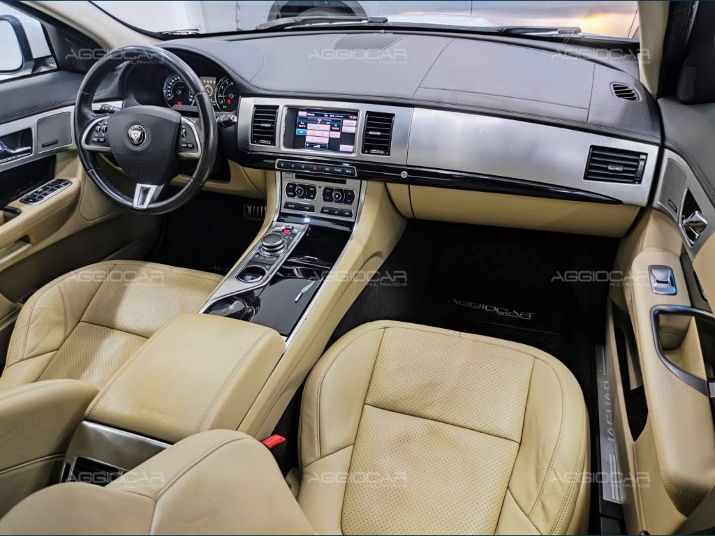 Jaguar XF     2015