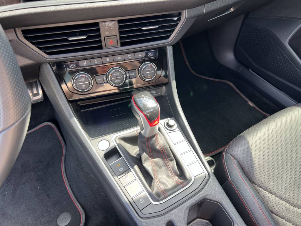 Volkswagen Jetta 2.0 16v 4p aut.    2023