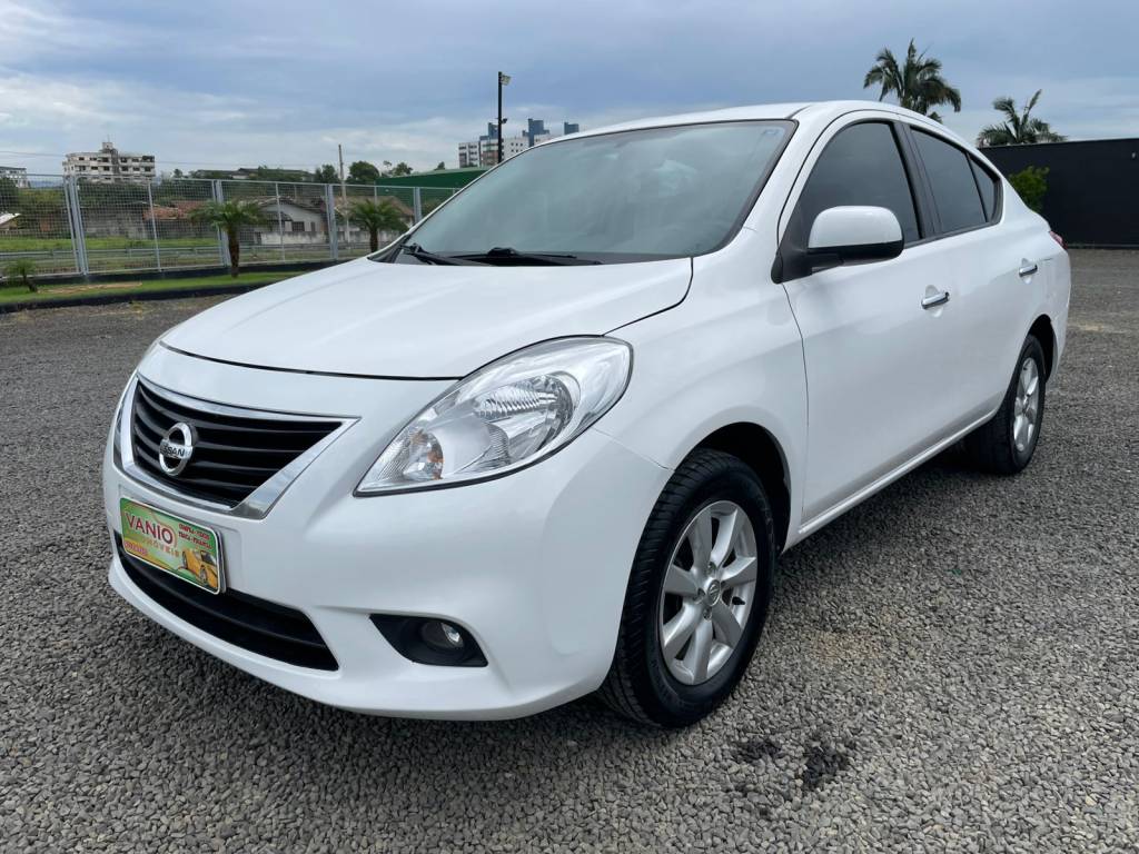 Nissan Versa SL 1.6 16V Flex Fuel Mec    2014