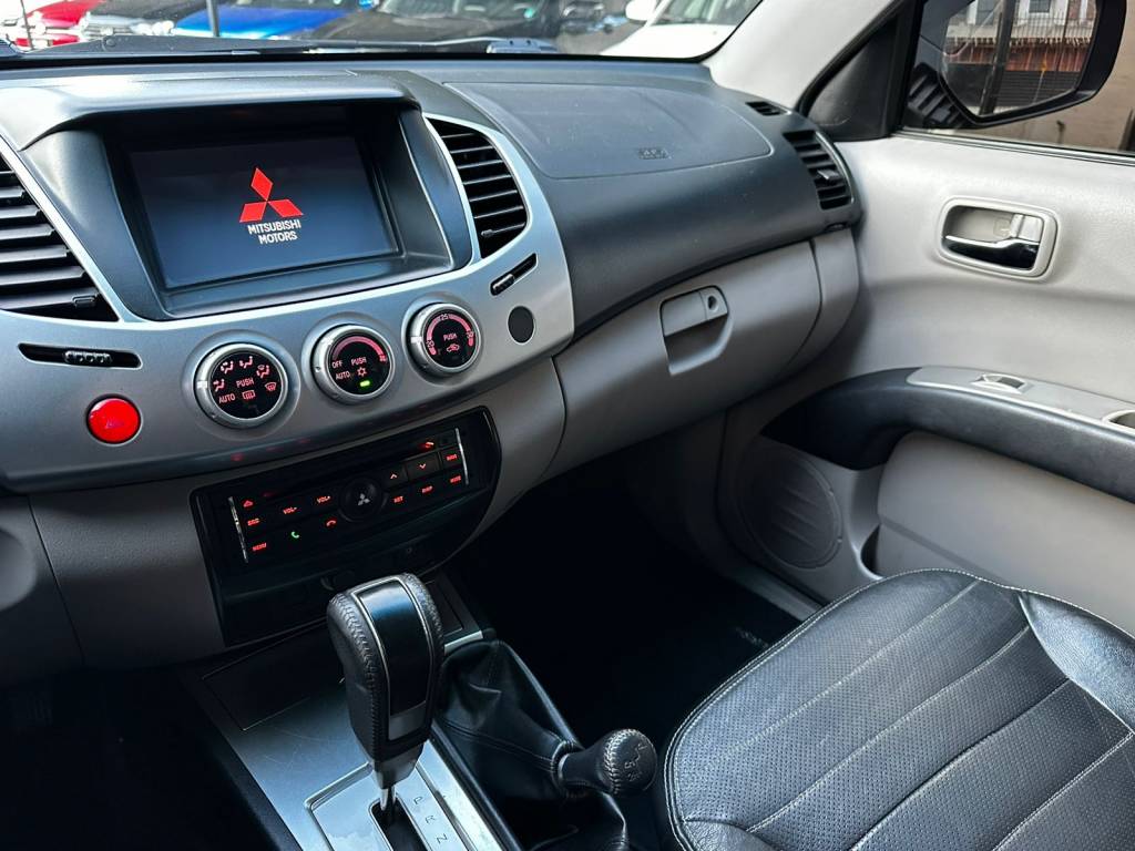 Mitsubishi L200 Triton hpe cd tb int. diesel aut.    2015