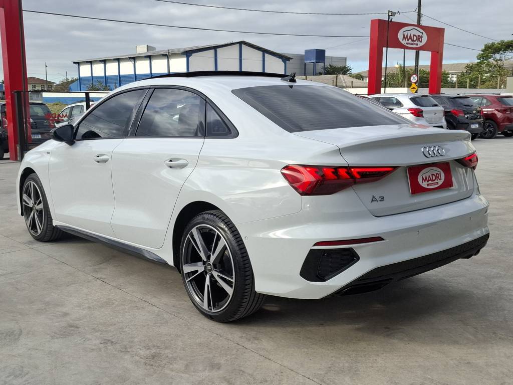 Audi A3 Sed. perf. black 2.0 tfsi s-tr. (hib.)    2024