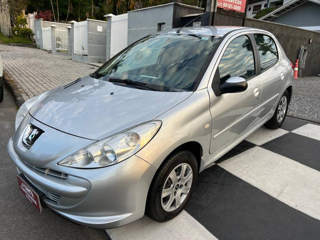 Peugeot 207 1.4 8V    2012
