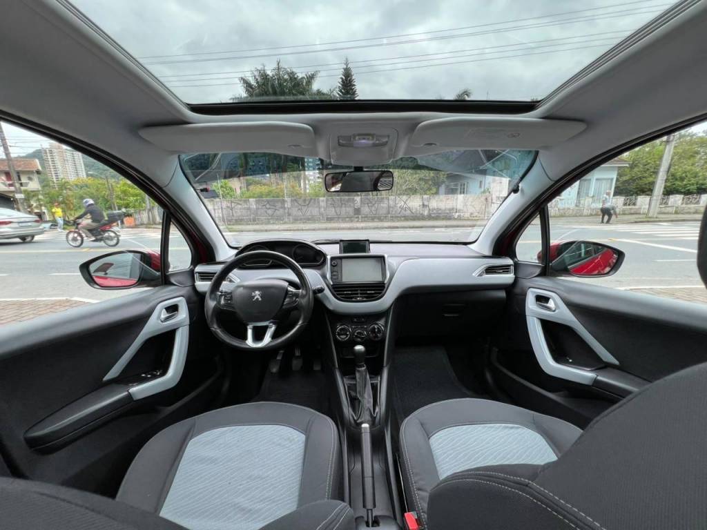 Peugeot 208 Allure    2014