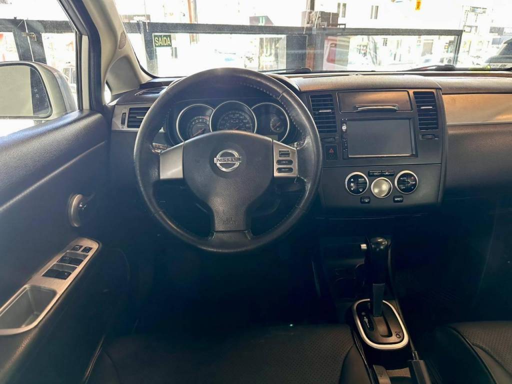 Nissan Tiida /  18sl flex    2011