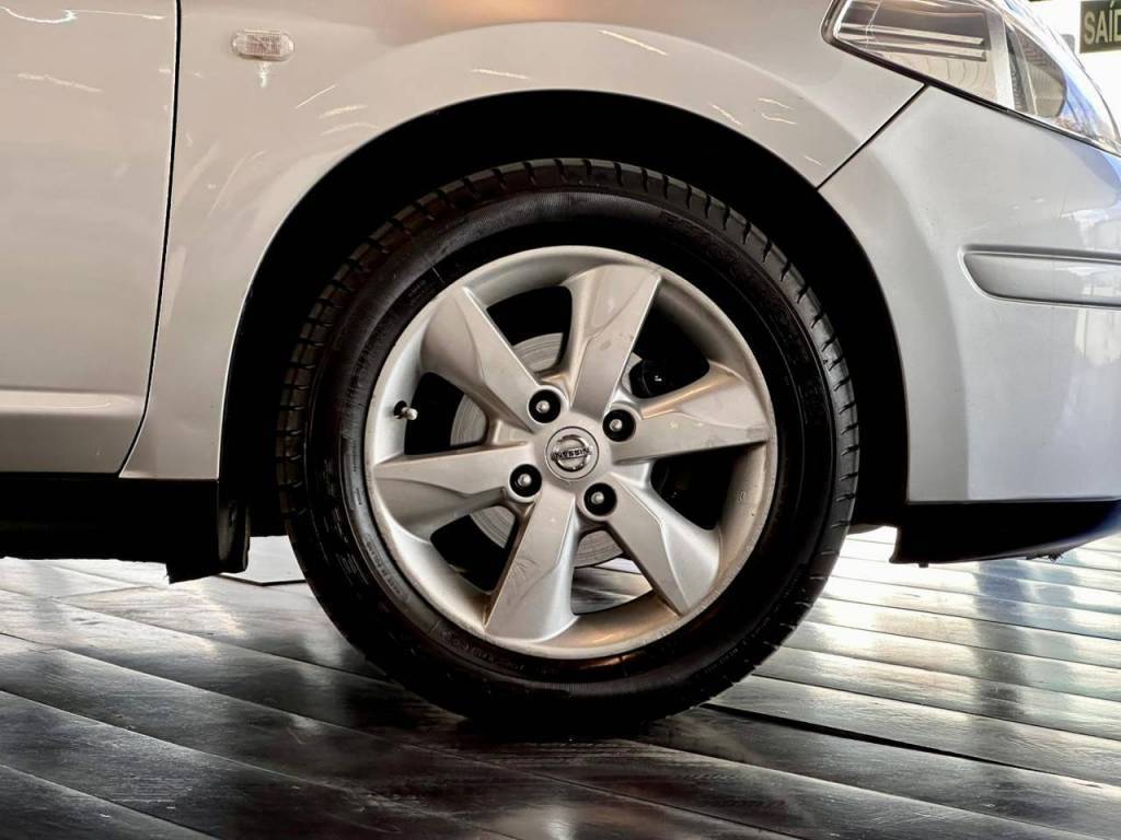 Nissan Tiida /  18sl flex    2011