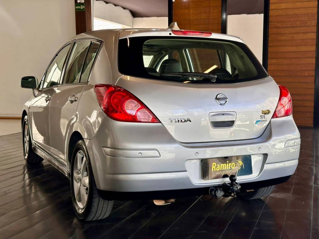 Nissan Tiida /  18sl flex    2011