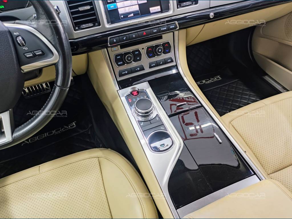 Jaguar XF     2015