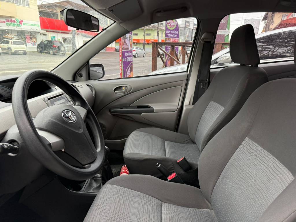 Toyota Etios 1.3    2013