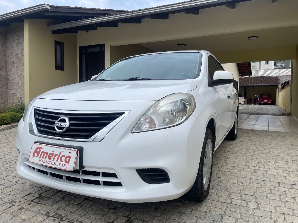Nissan Versa SV 1.6    2014