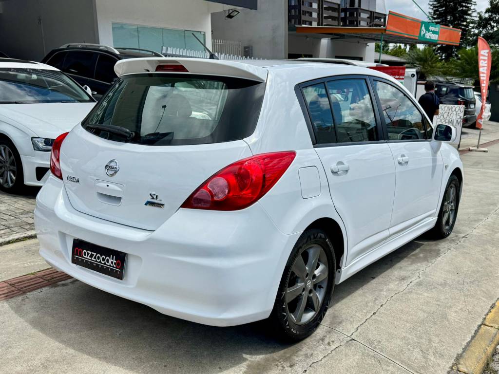 Nissan Tiida 1.8 sl flex aut. 16v    2013