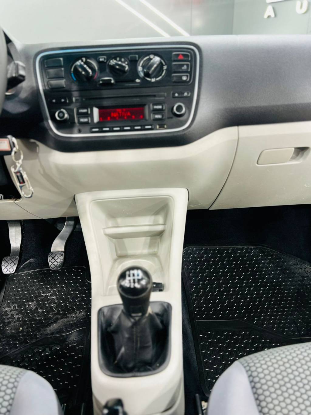 Volkswagen Up 1.0 tsi total flex 12v 5p    2017