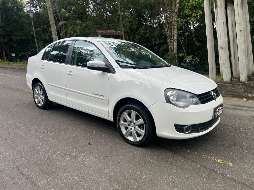 Volkswagen Polo Sedan 1.6 Confortline    2013