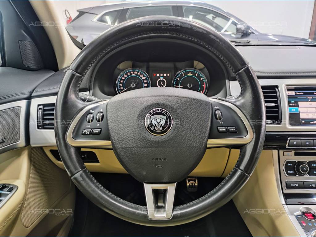 Jaguar XF     2015