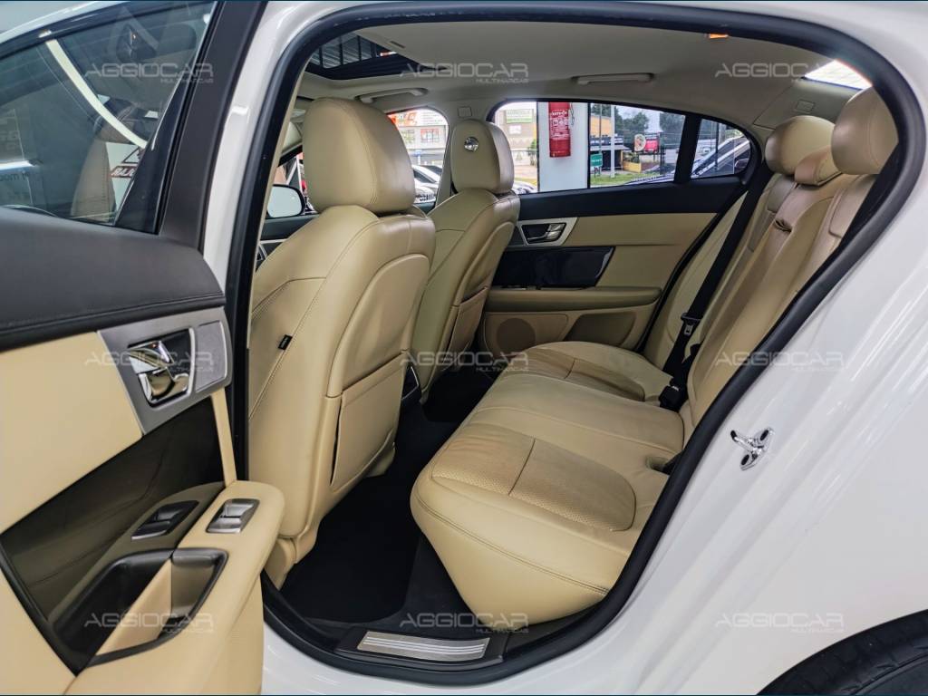 Jaguar XF     2015