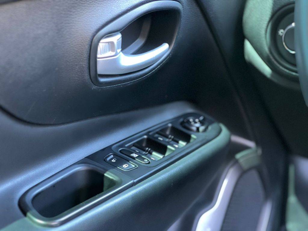 Jeep Renegade Long. t270 1.3 tb 4x2 flex aut.    2023